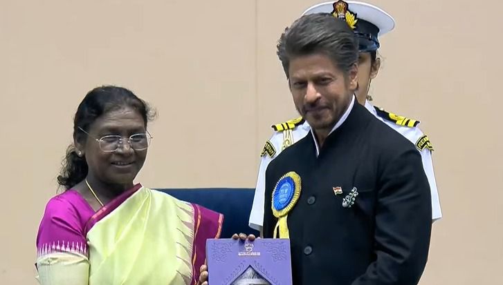 Shah Rukh Khan हेक्टिक शूटिंग शेड्यूल के बीच पहुंचे राष्ट्रपति भवन, 'जवान' के लिए हासिल किया बेस्ट एक्टर का नेशनल अवॉर्ड