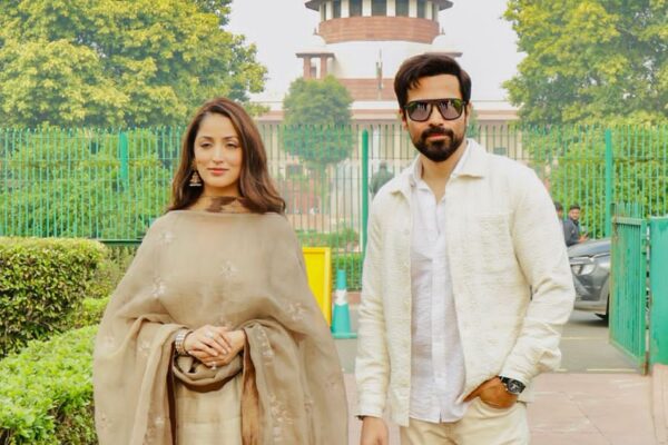 рдпрд╛рдореА рдЧреМрддрдо рдФрд░ Emraan Hashmi рдиреЗ рд╕реБрдкреНрд░реАрдо рдХреЛрд░реНрдЯ рдХреЗ рдмрд╛рд╣рд░ рд░реАрдХреНрд░рд┐рдПрдЯ рдХрд┐рдпрд╛ тАШрд╣рдХрд╝тАЩ рдХрд╛ рдЖрдЗрдХреЙрдирд┐рдХ рдкреЛрд╕реНрдЯрд░