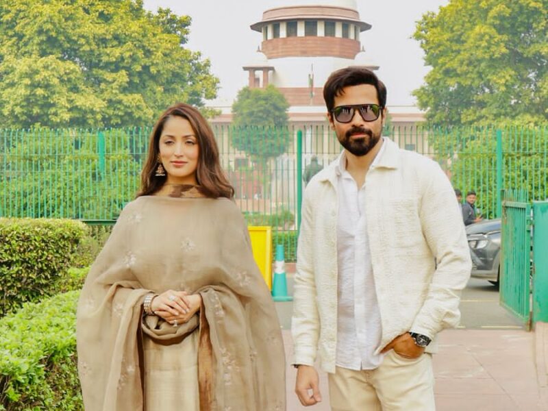 यामी गौतम और Emraan Hashmi ने सुप्रीम कोर्ट के बाहर रीक्रिएट किया ‘हक़’ का आइकॉनिक पोस्टर