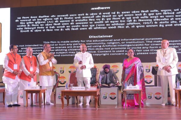 рдкрд╣рд▓реА рдмрд╛рд░ рд╡реАрдбрд┐рдпреЛ рдлрд┐рд▓реНрдо рдореЗрдВ рджреЗрд╢ рдХреЗ 14рд╡реЗрдВ рд░рд╛рд╖реНрдЯреНрд░рдкрддрд┐ рдХреЛрд╡рд┐рдВрдж рдиреЗ рдлреИрдорд┐рд▓реА рдХреЗ рд╕рд╛рде рдХрд┐рдпрд╛ тАЬрдгрдореЛрдХрд╛рд░ рдордВрддреНрд░тАЭ рдХрд╛ рдЙрдЪреНрдЪрд╛рд░рдг