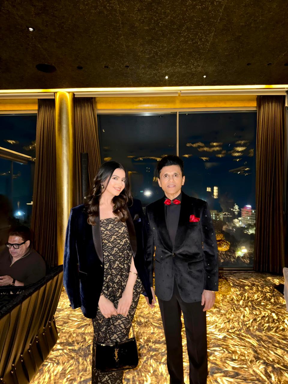 A Night of Stars: Kashika Kapoor Shines at Anand Pandit’s Lavish 62nd Birthday Celebration