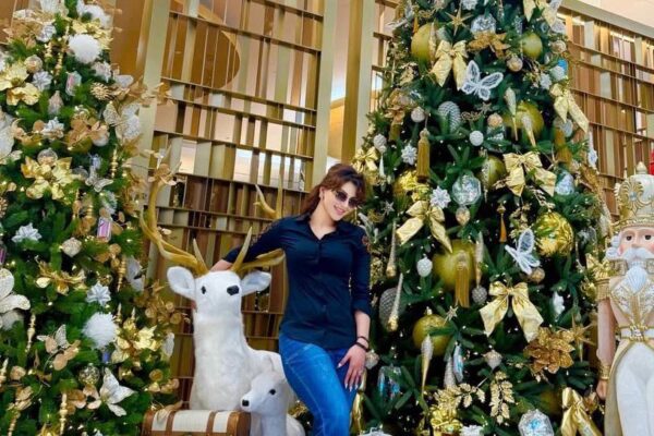Pre-Christmas Glow: Urvashi Rautela की तस्वीरों में बसी खुशियों की चमक