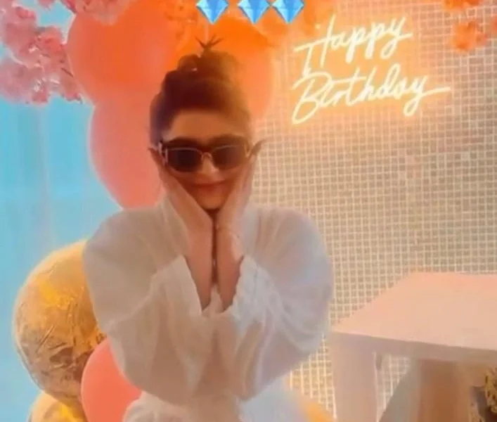 Urvashi Rautela ने ₹16 करोड़ का दुनिया का सबसे महंगा 7-स्तरीय हीरों से जड़ा जन्मदिन का केक काटा, वीडियो हुआ सुपर वायरल